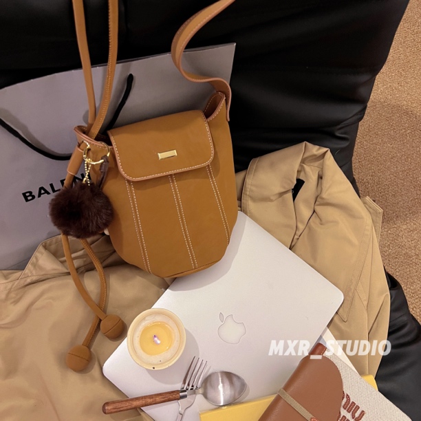 秋冬新款复古南瓜包水桶级感麂皮单肩斜挎包百搭通勤女包