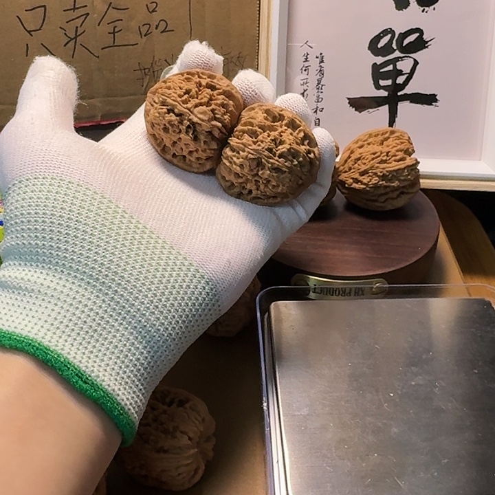 胡***。文玩核桃吊坠逐鹿球疆