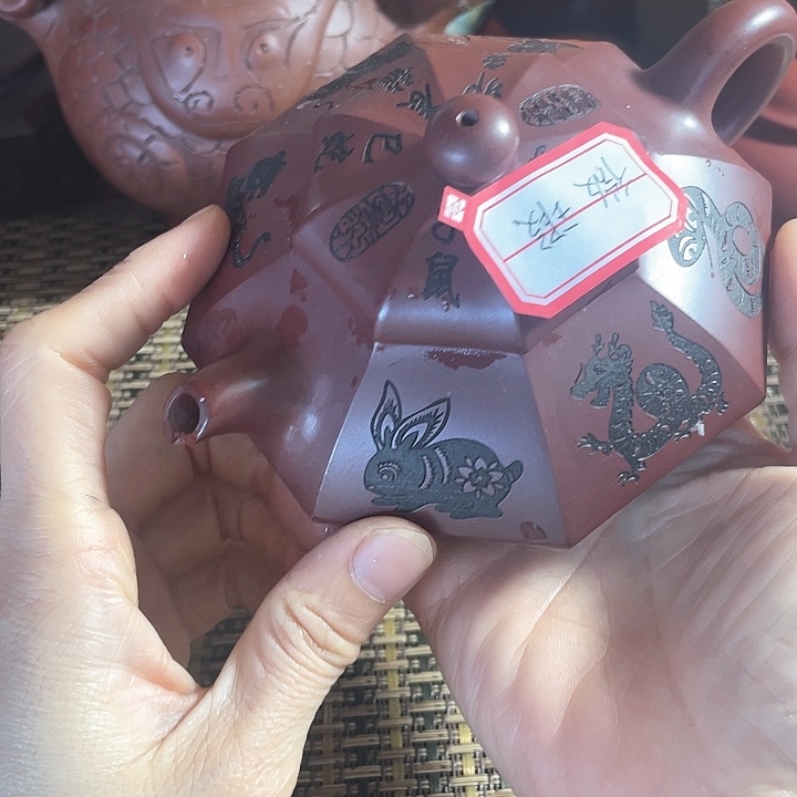 紫砂茶壶原矿泥料手工制作的紫砂壶。