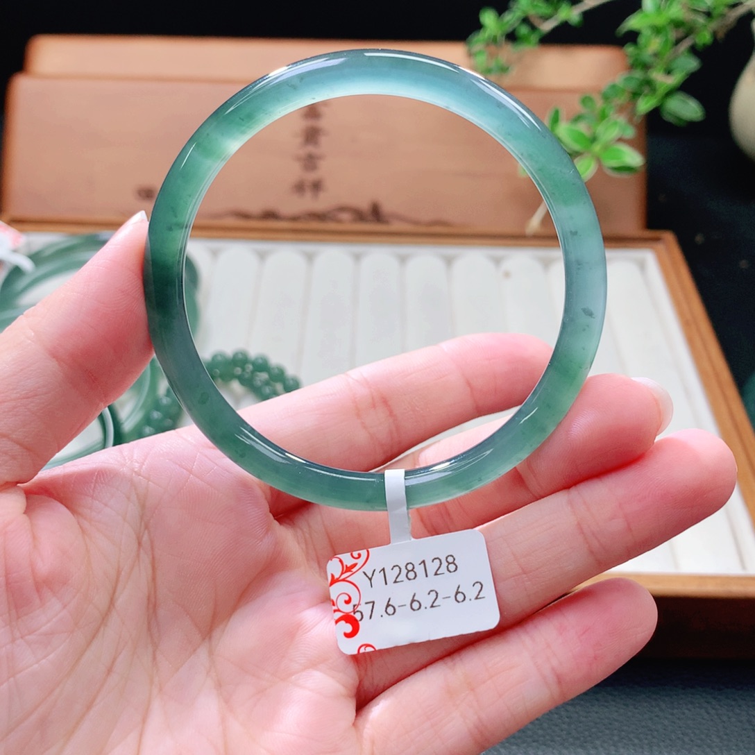 未镶嵌手镯（圆镯）翡翠