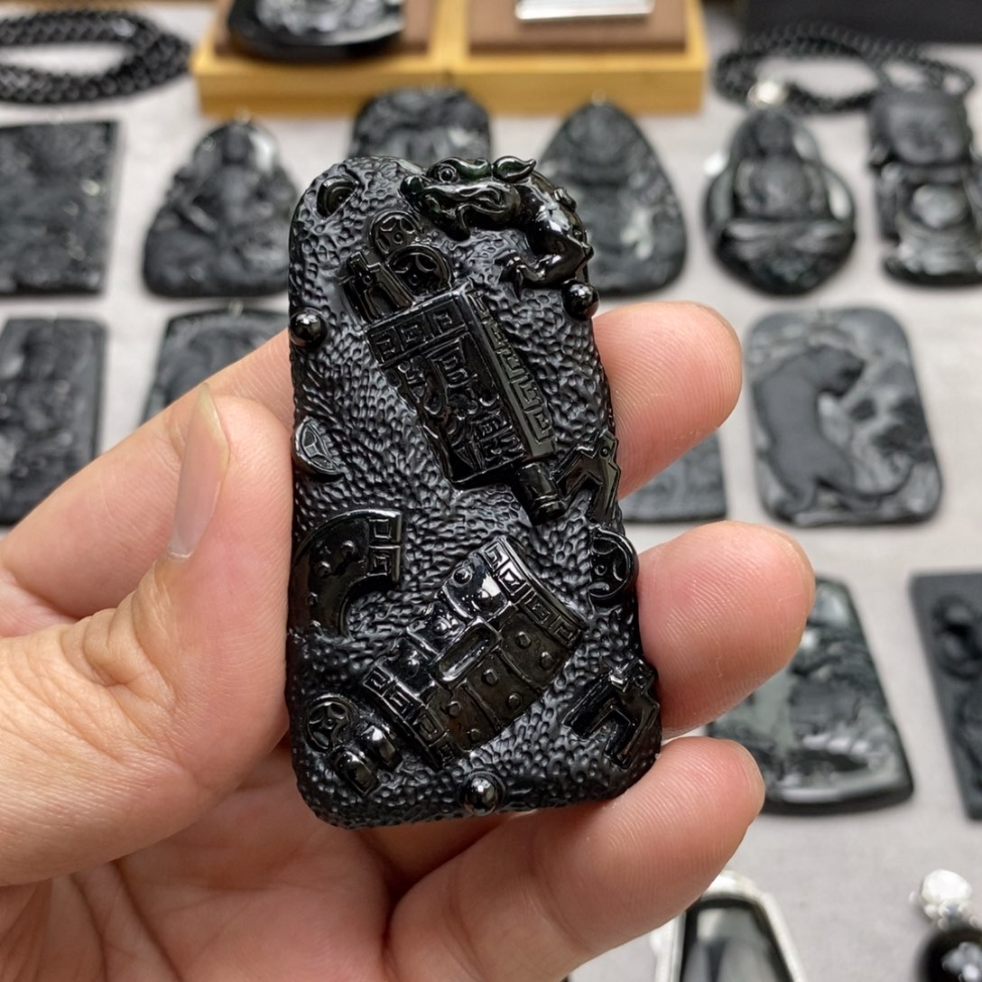 翡翠未镶嵌颈饰八破图