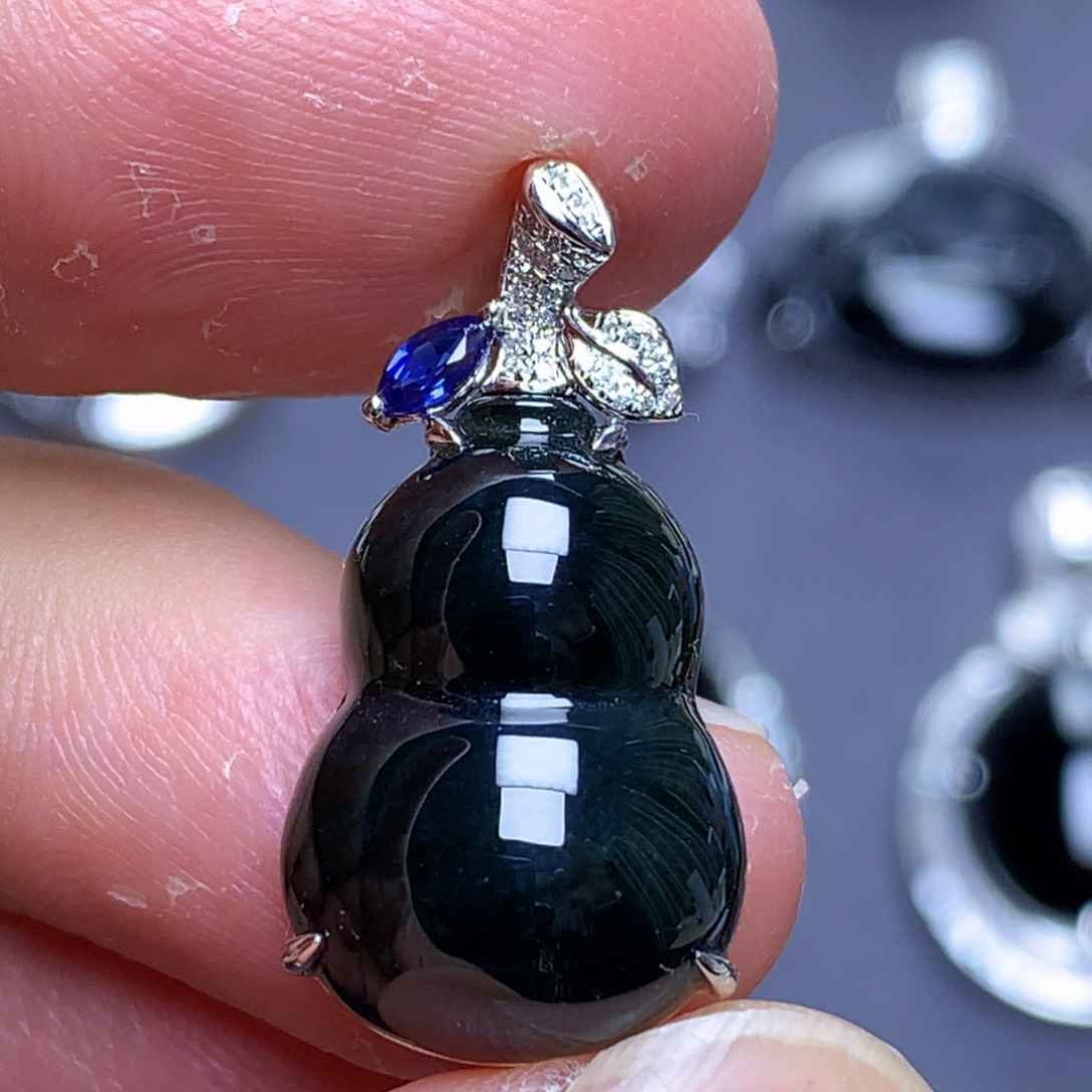 颈饰18K金镶嵌翡翠墨翠葫芦