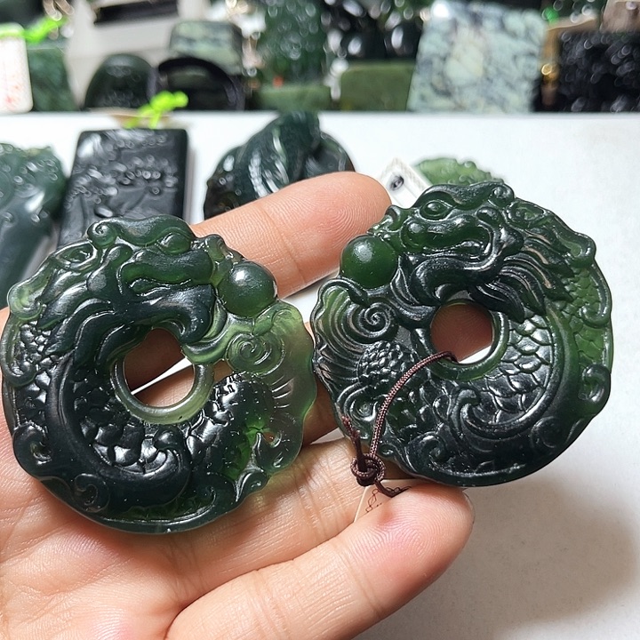 牛***9蛇纹石玉未镶嵌颈饰