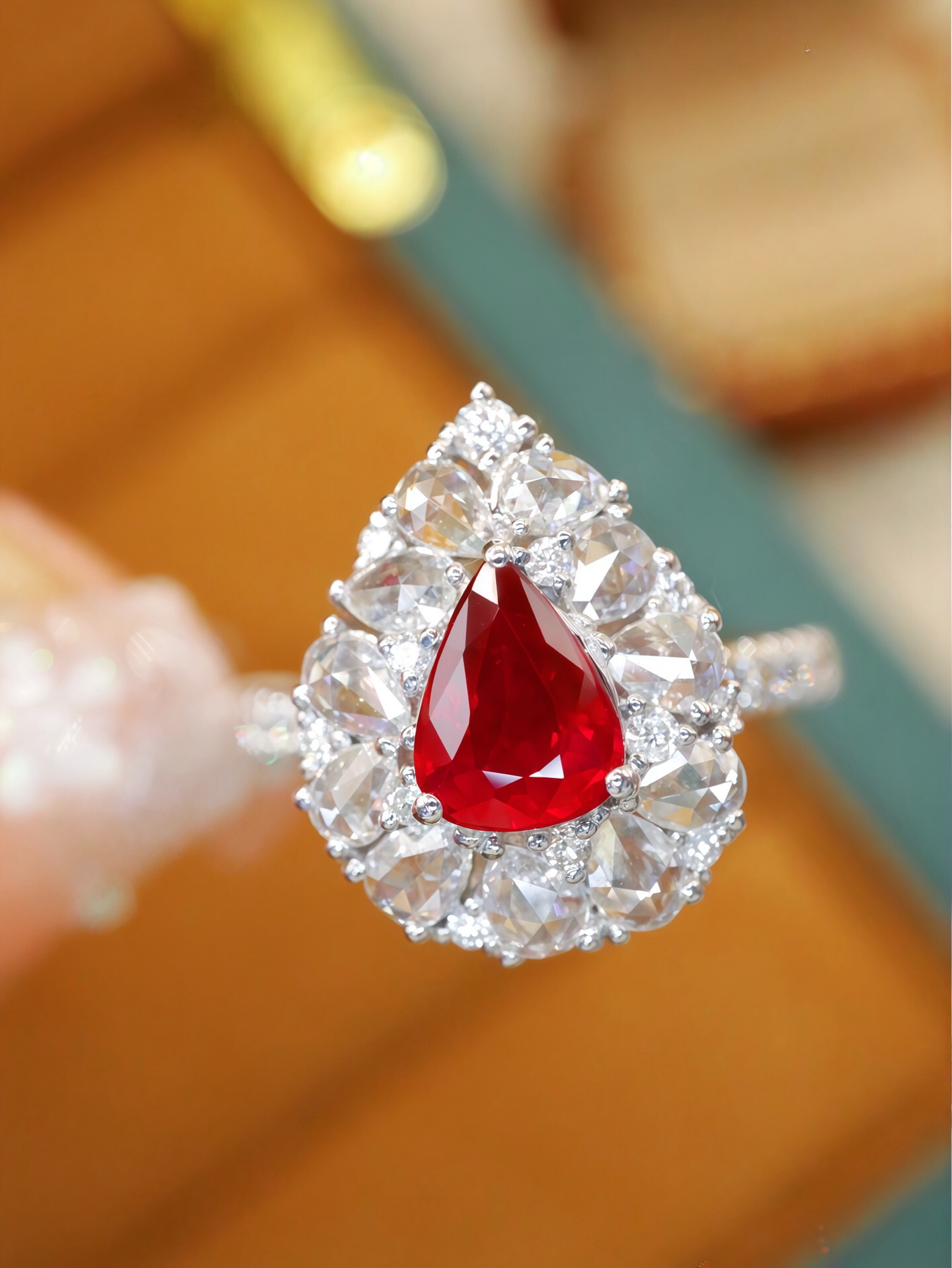 18K金红宝石戒指 石重：1.03ct 总重：4.92g钻石：0.886ct/33颗