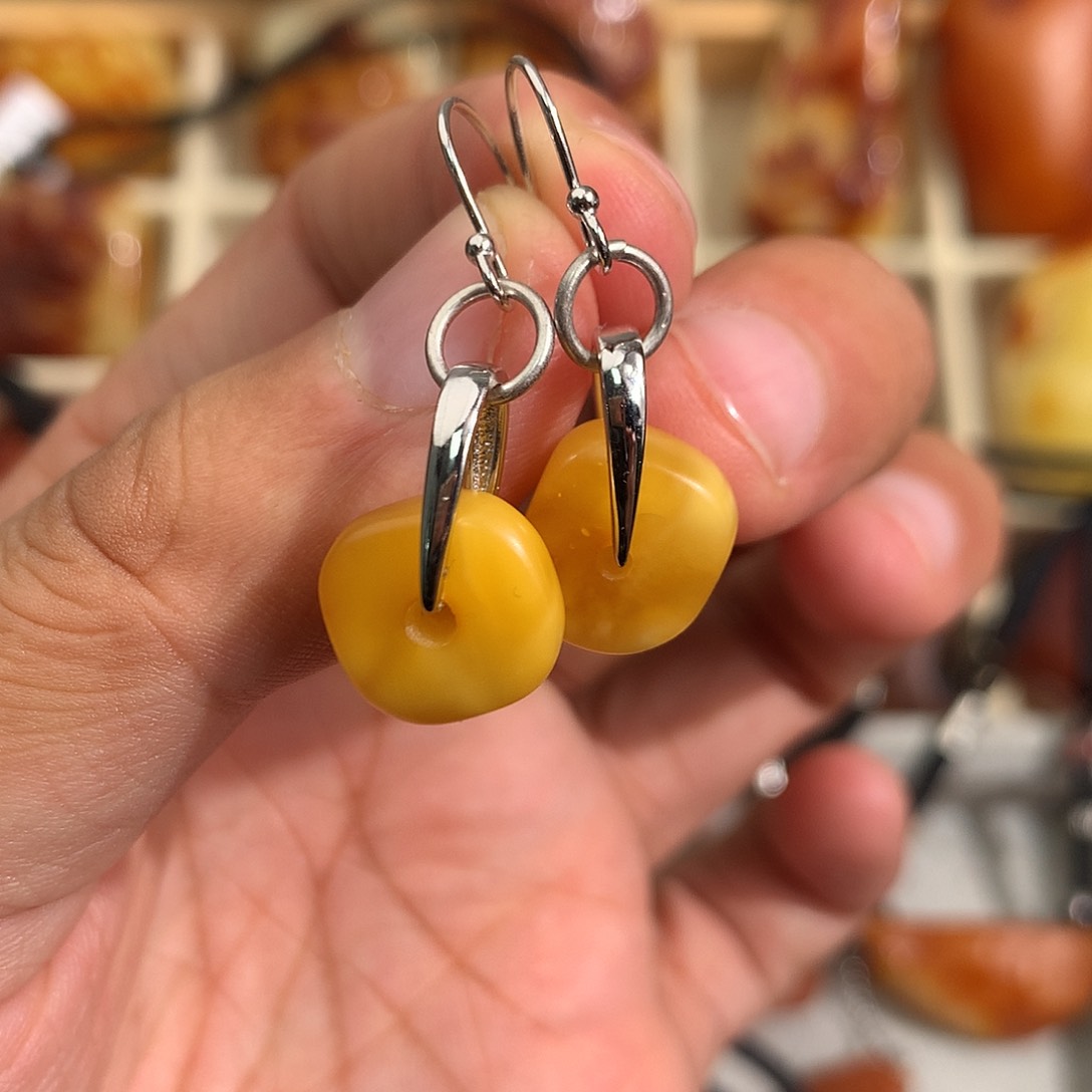 蜜蜡裸石未镶嵌在