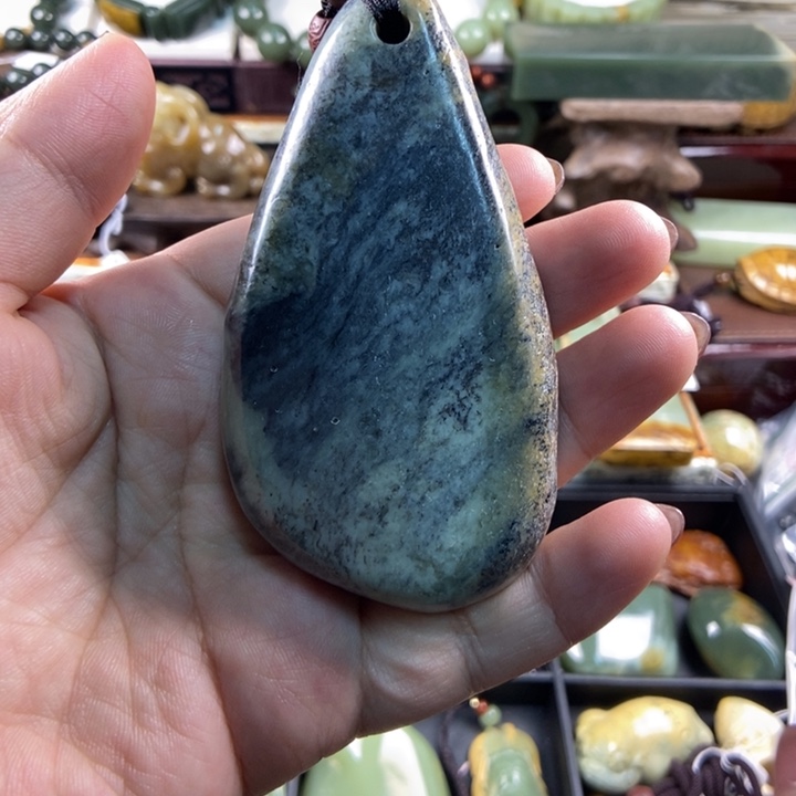 未镶嵌岫岩河磨玉（透闪石质玉）把件