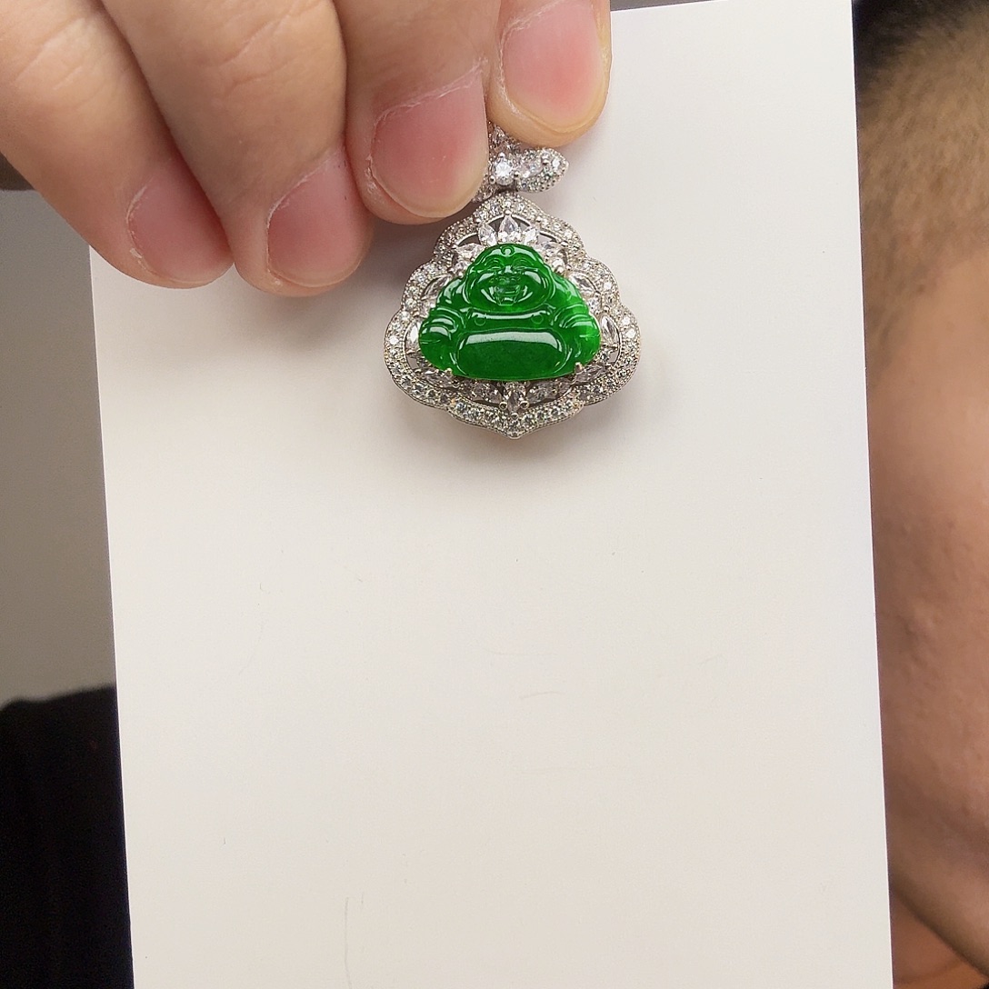 翡翠未镶嵌颈饰一件