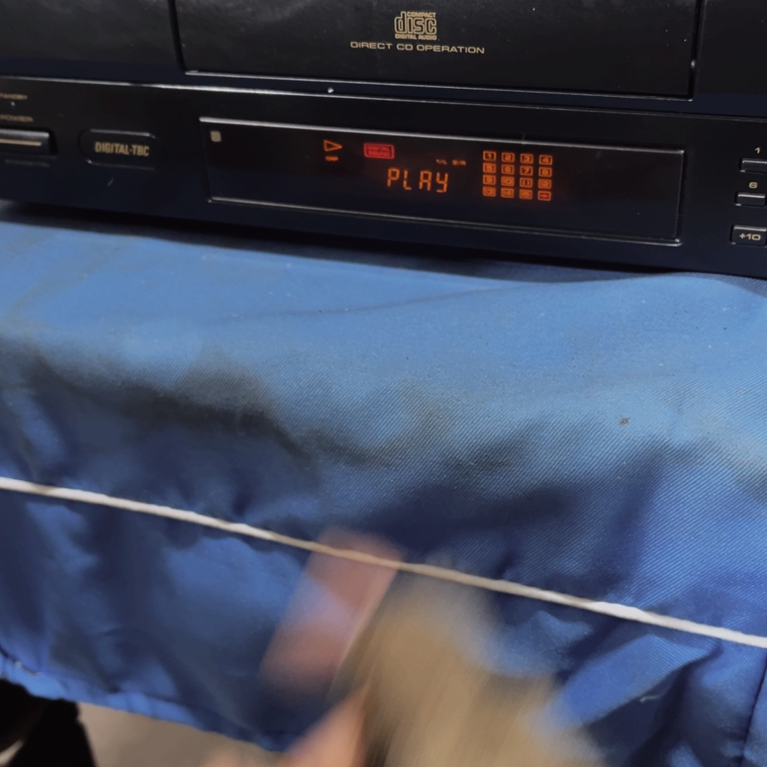 8新先锋260大碟机一个，能读碟，有瑕疵，按键不灵