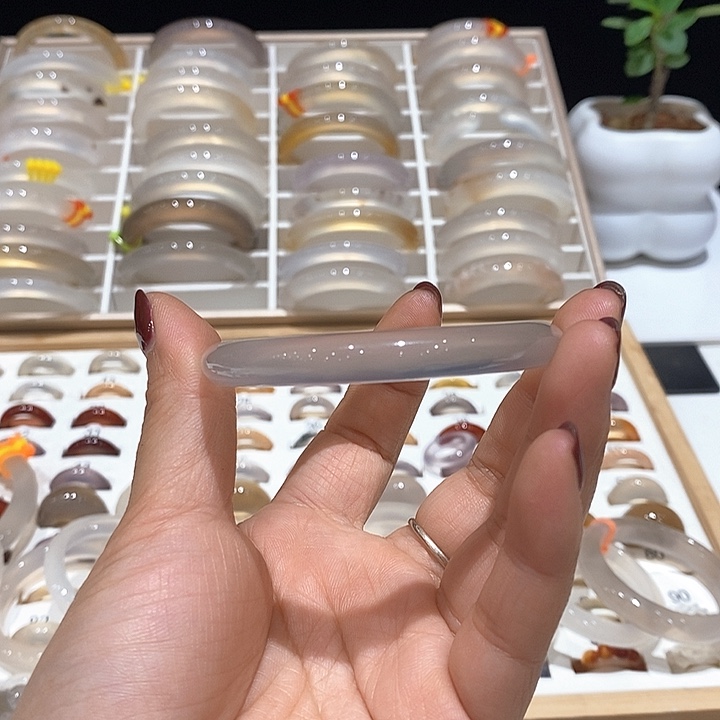 轻***啰玛瑙/玉髓手镯未镶嵌