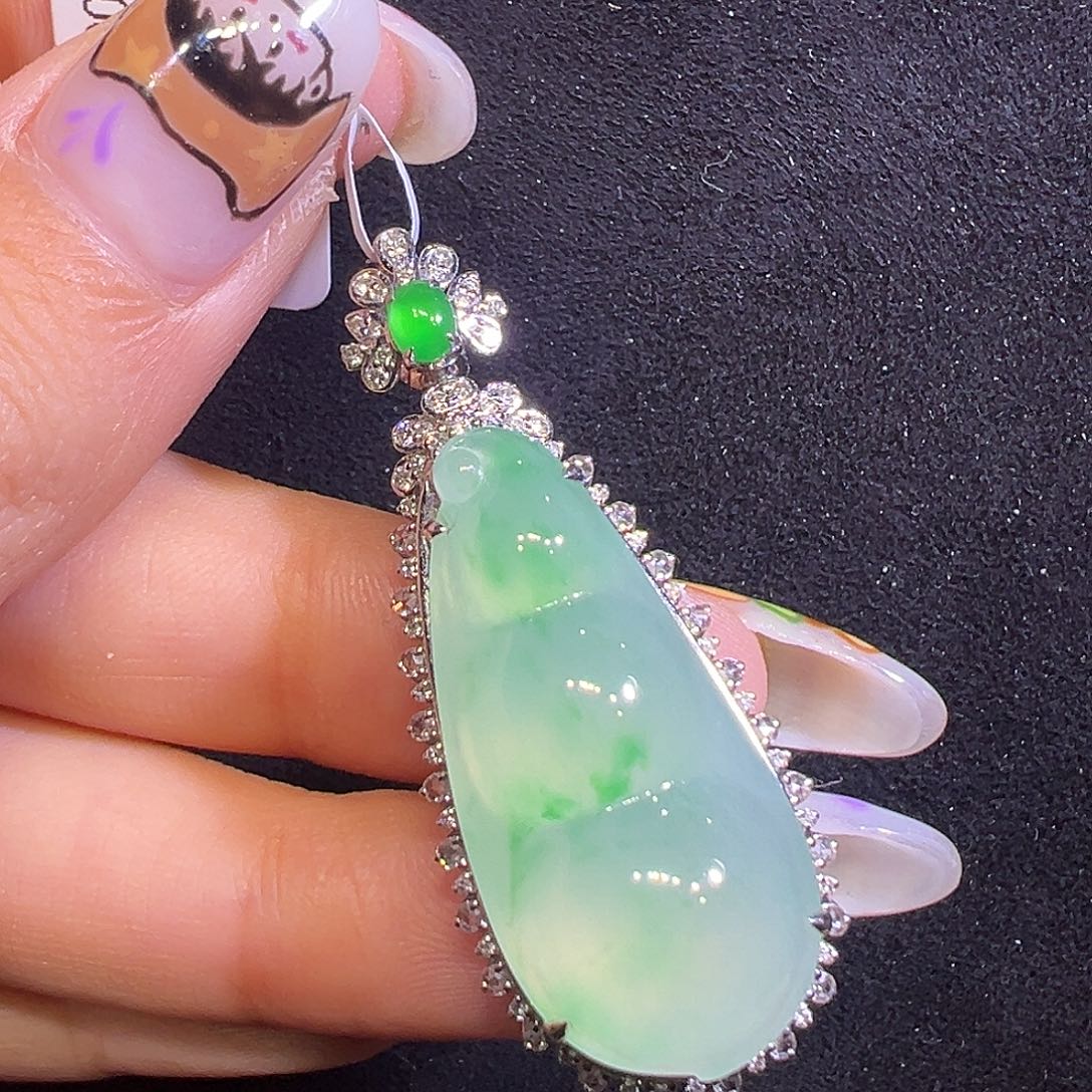 翡翠18K金镶嵌颈饰福豆