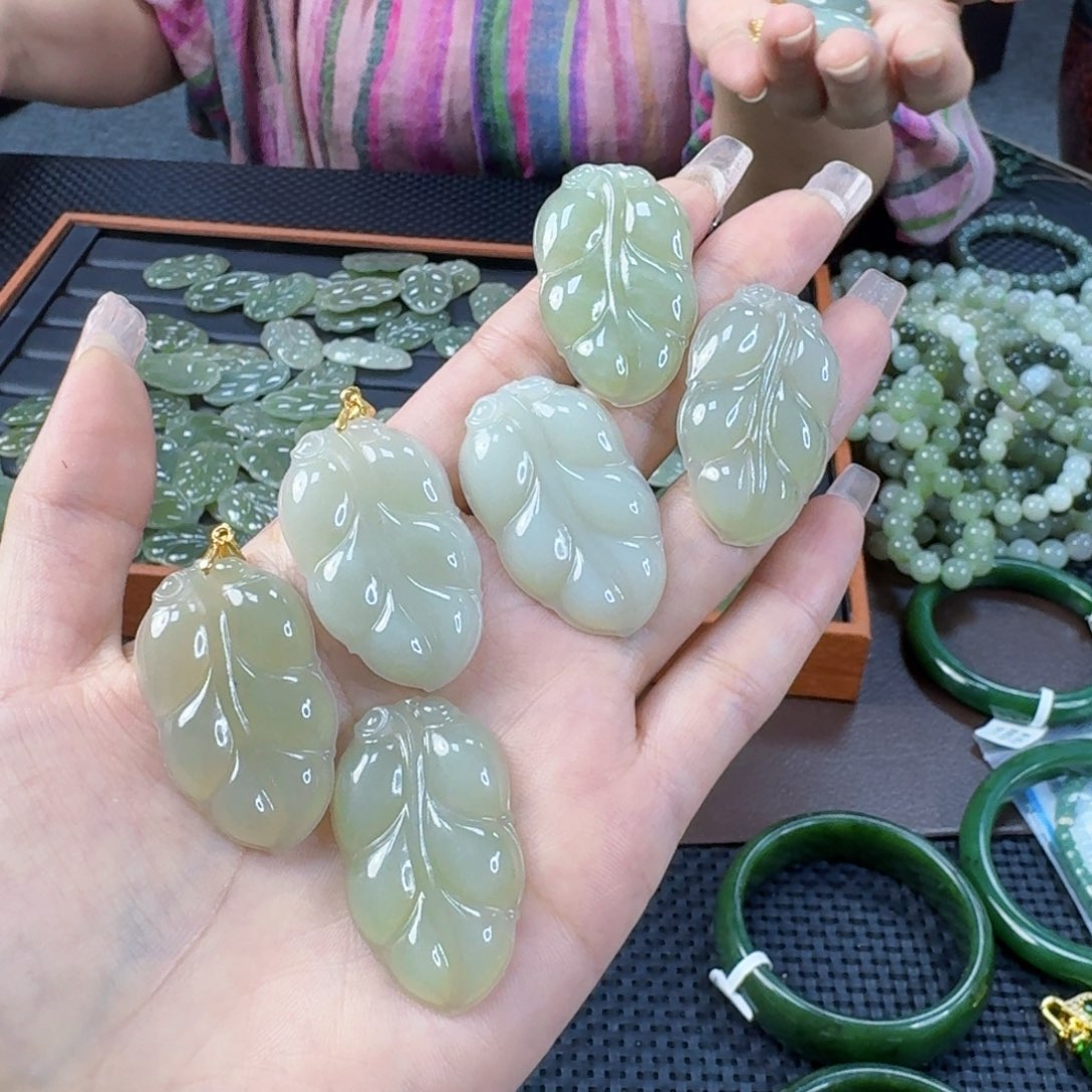 和田玉银S925镶嵌颈饰发其一