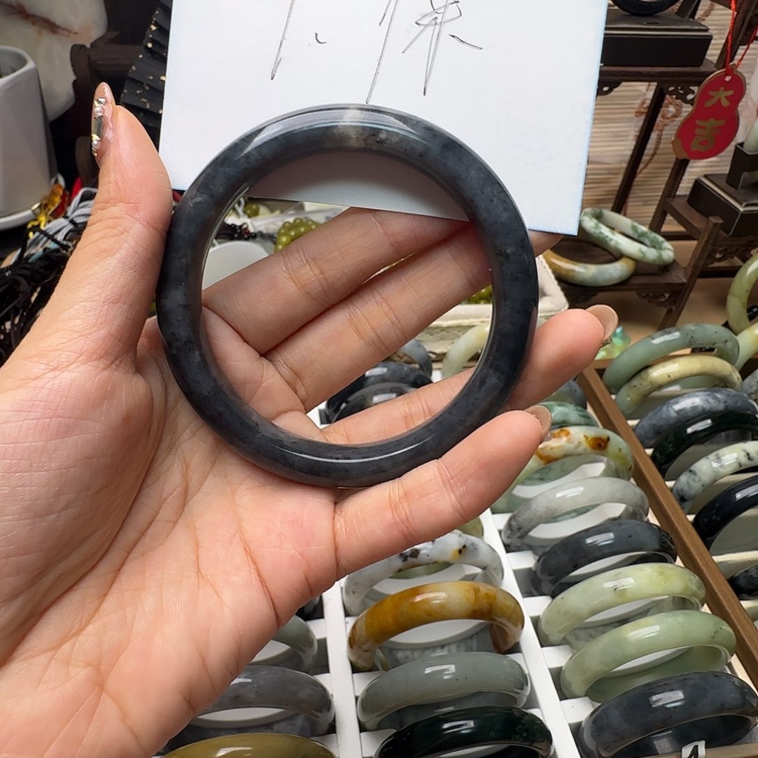 蛇纹石玉颈饰合金所**我