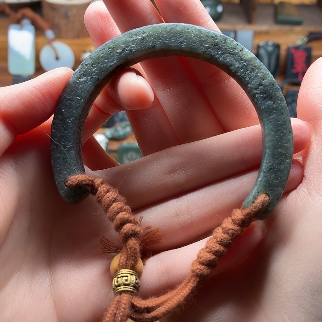 枭***鸢和田玉未镶嵌颈饰