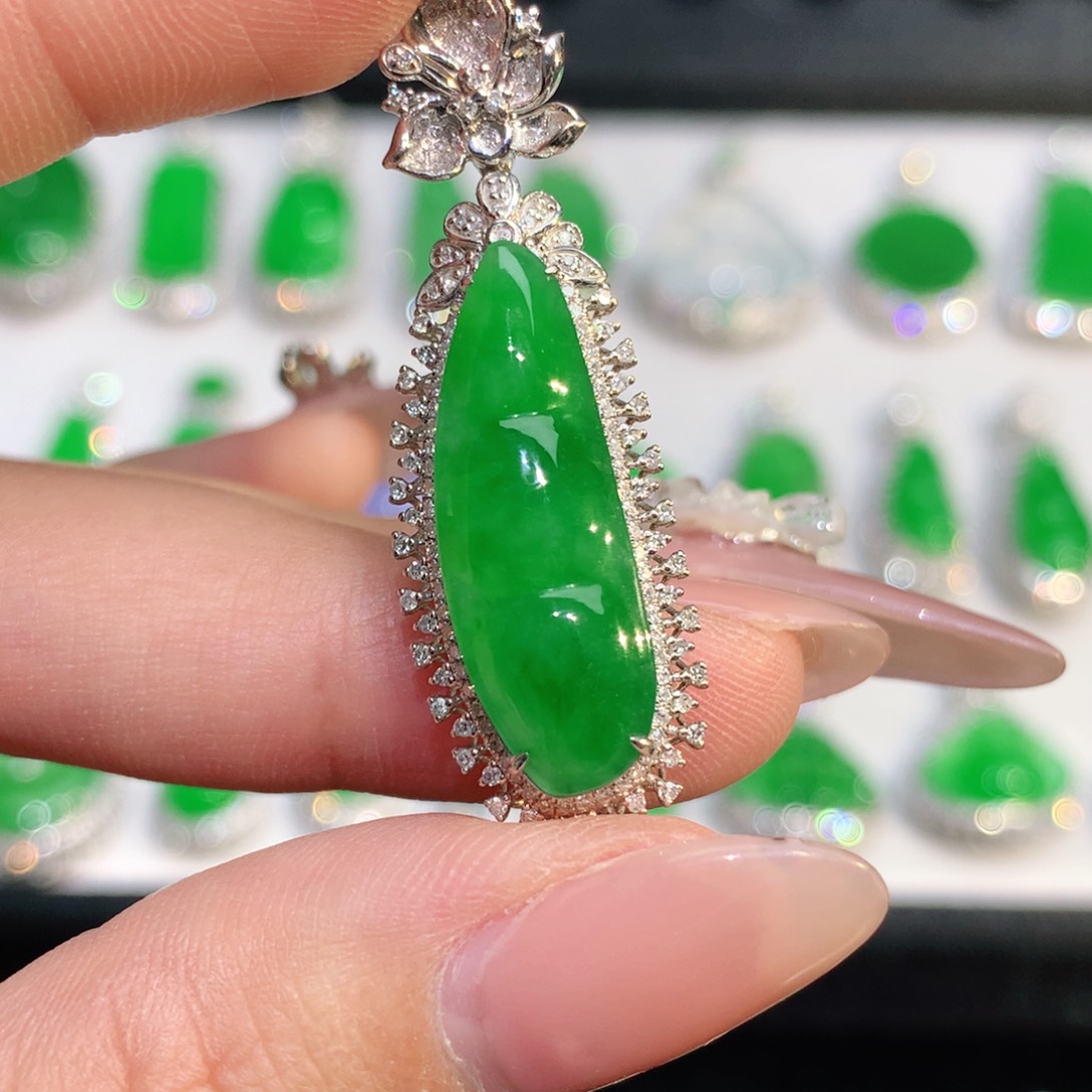 翡翠颈饰18K金镶嵌翡翠