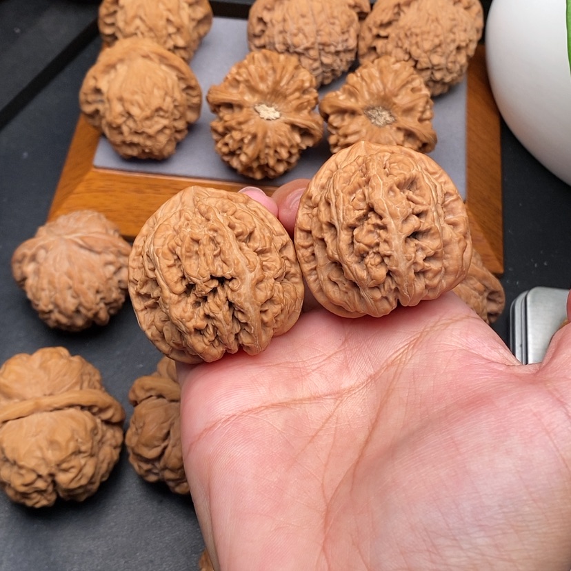 【闪购商品】文玩核桃把件巍*兽粗筋