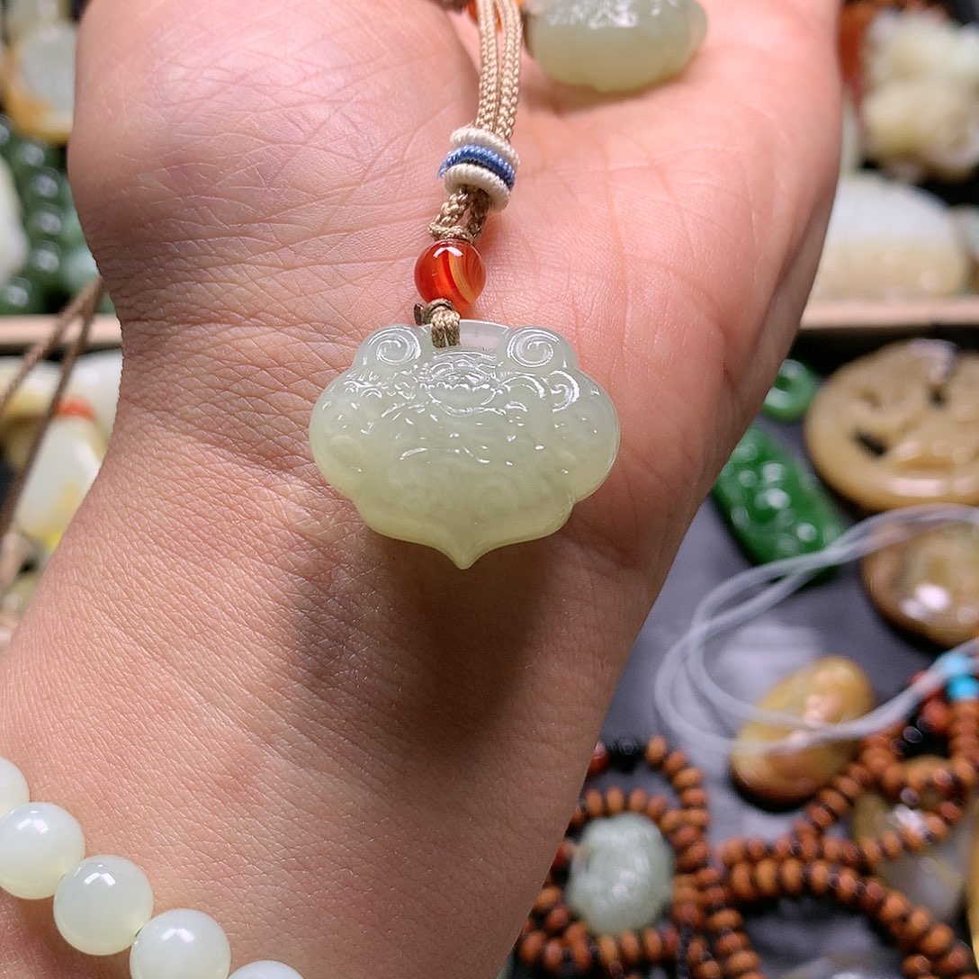 和田玉吊坠未镶嵌兜**妈