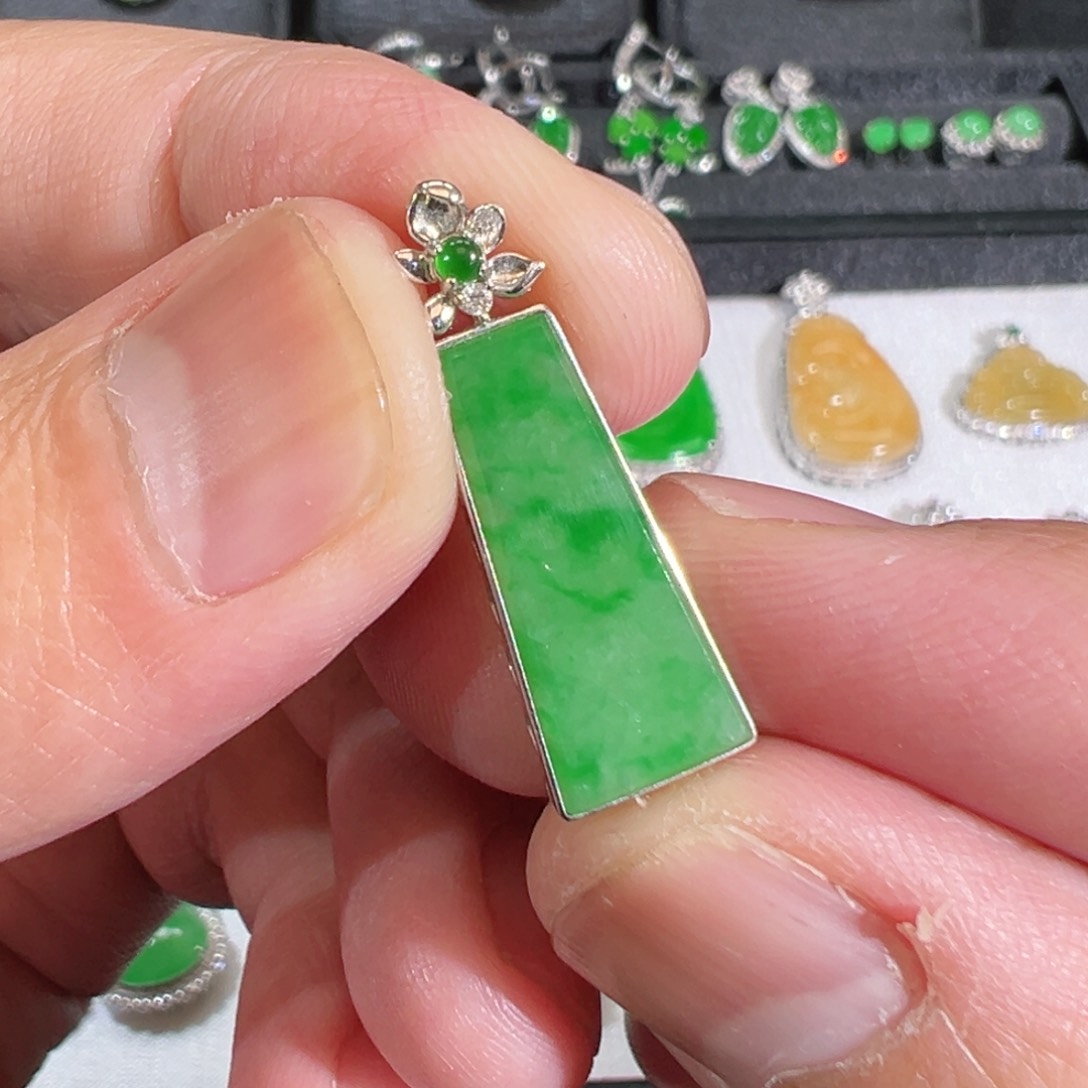 【闪购商品】翡翠吊坠(不含链)18K金镶嵌