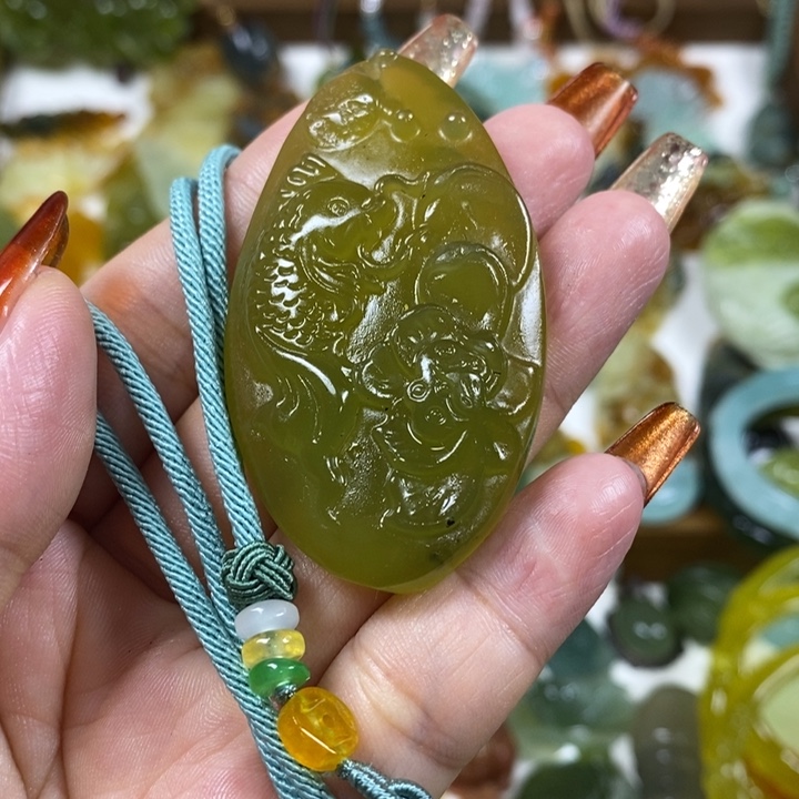 蛇纹石玉未镶嵌吊坠