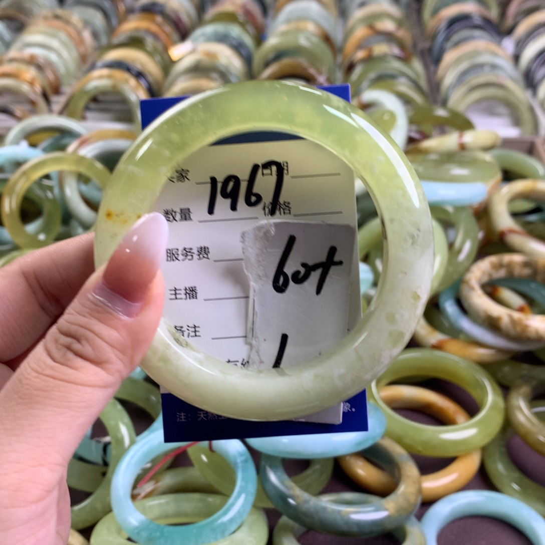 蛇纹石玉未镶嵌手镯1967