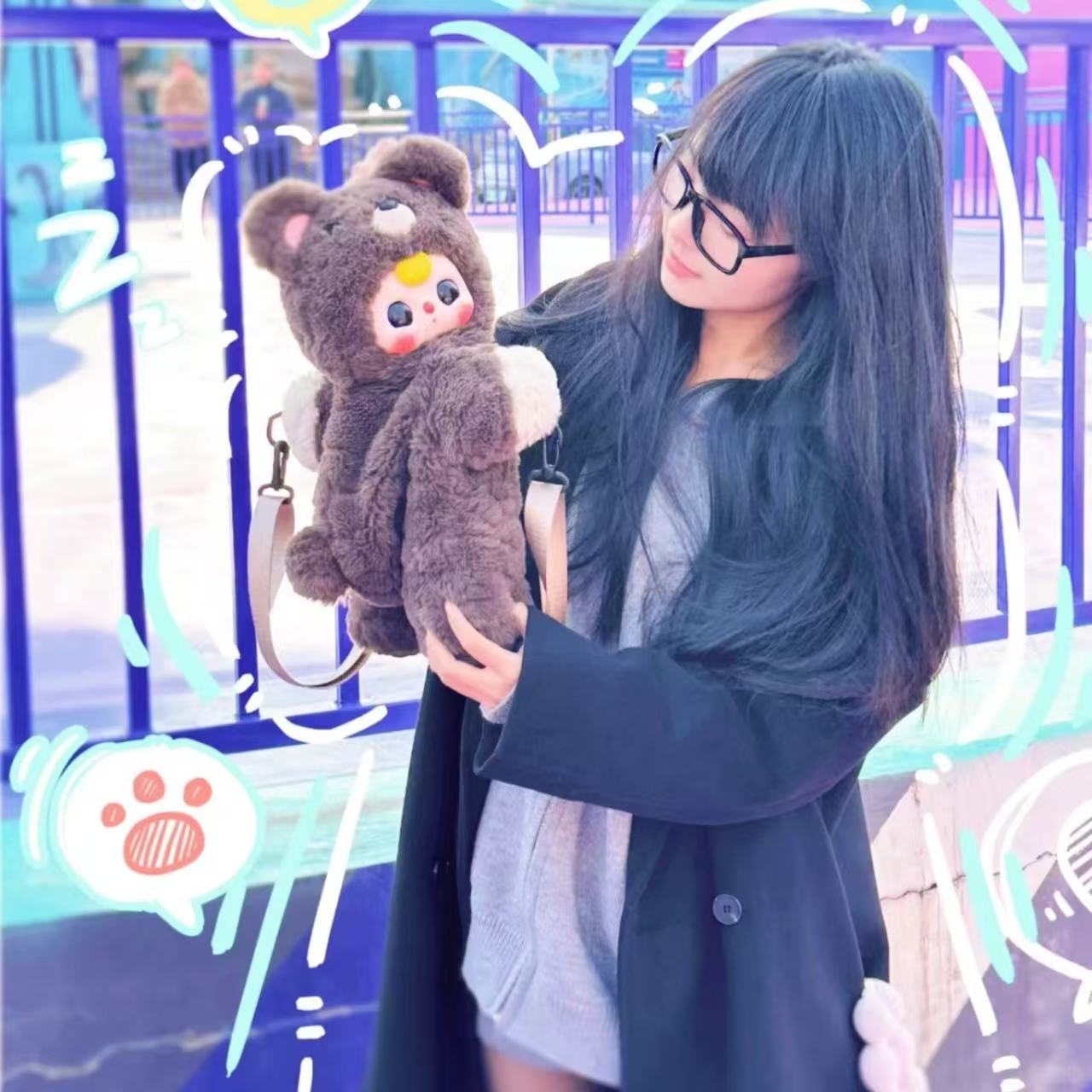 正版娃三岁小熊抱抱背包潮玩毛绒盲盒手办可爱公仔摆件女生礼物