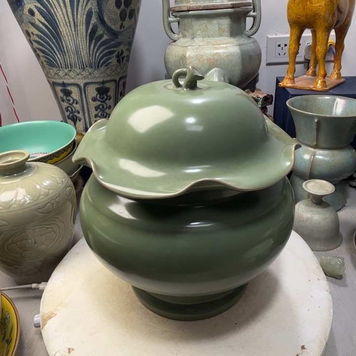 摆件大**形龙泉窑荷叶盖罐摆件1
