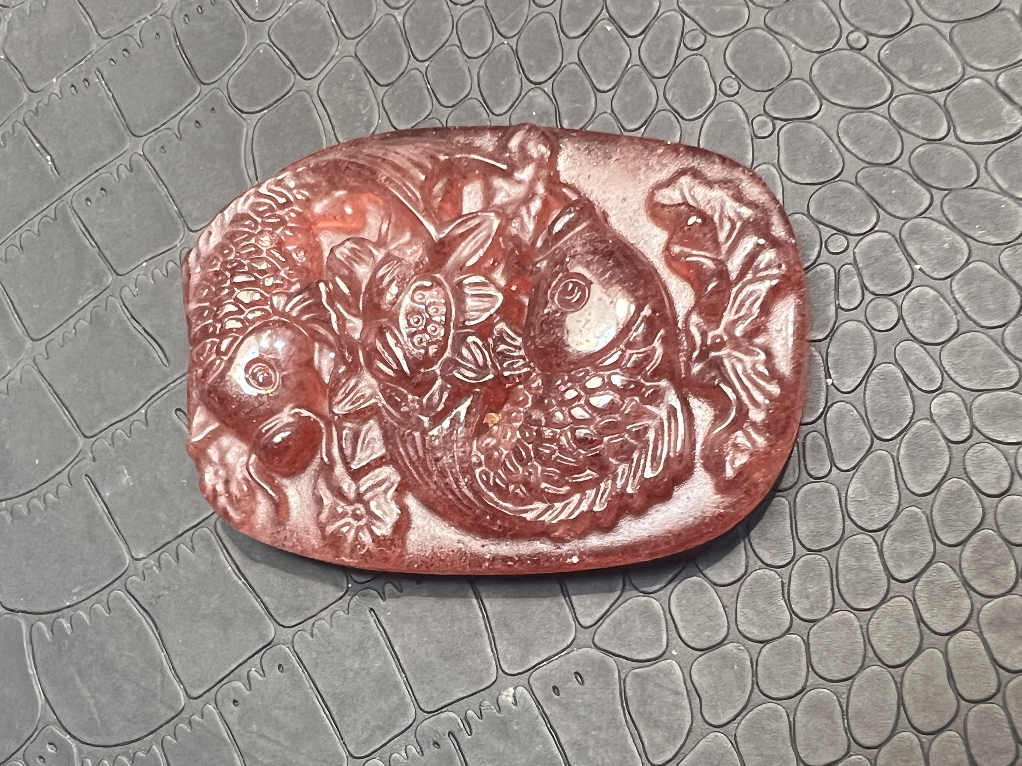 粉草莓晶招财纳福开运锦鲤牌
