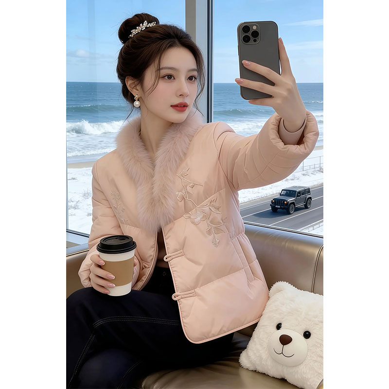 洋气网红炸街女款2025年冬季新款高级感盘扣绣花棉服女新中式棉衣