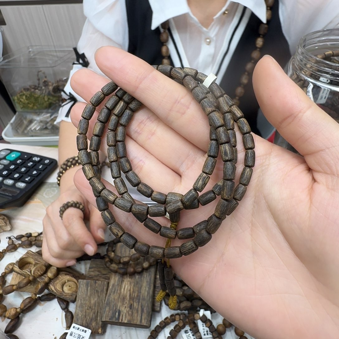 沉香碎屑沉香白棋母树沉水树心多圈 11.4 克多样性发一