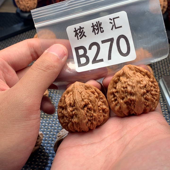 文玩核桃吊坠虎头王