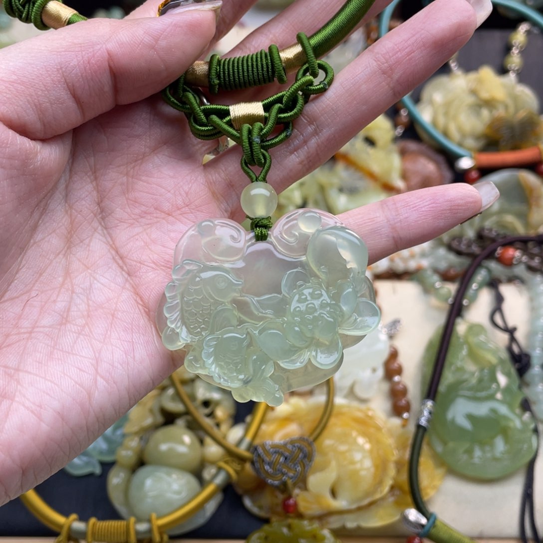 蛇纹石玉颈饰未镶嵌