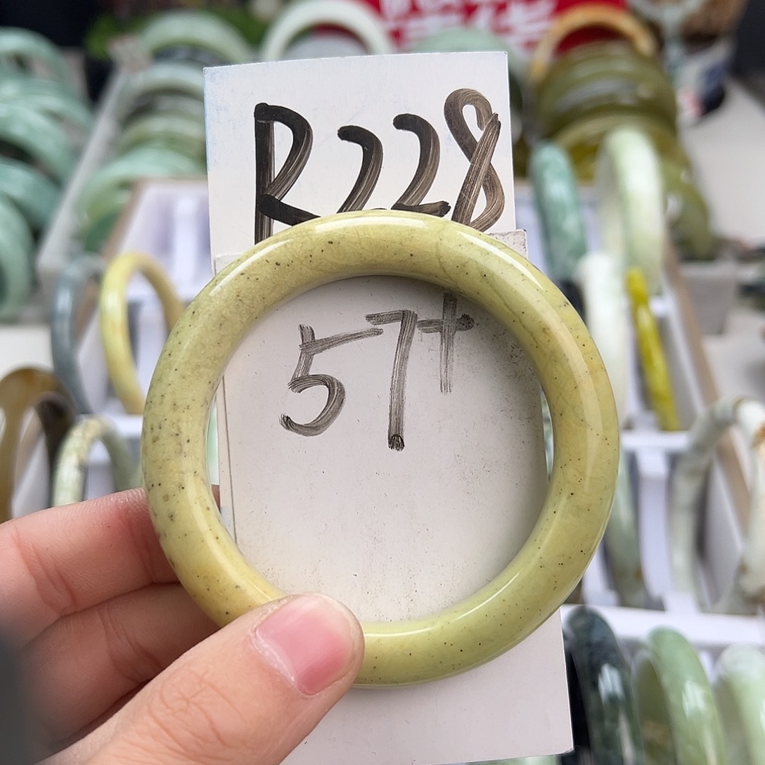 岫玉手镯未镶嵌天然岫玉微瑕，可以正常佩戴