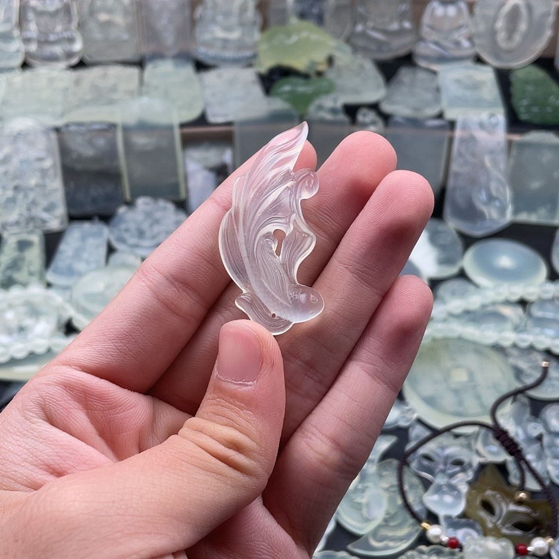 岫玉未镶嵌颈饰鱼