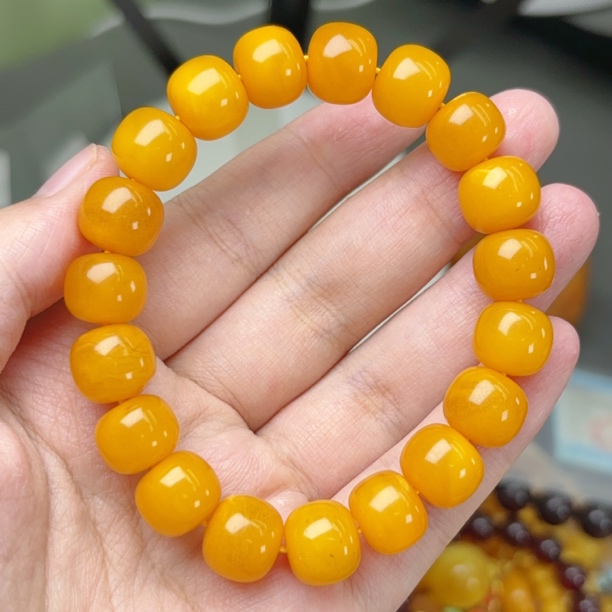 鸡油黄满蜡12mm瑕疵蜜蜡老型手串（745号）