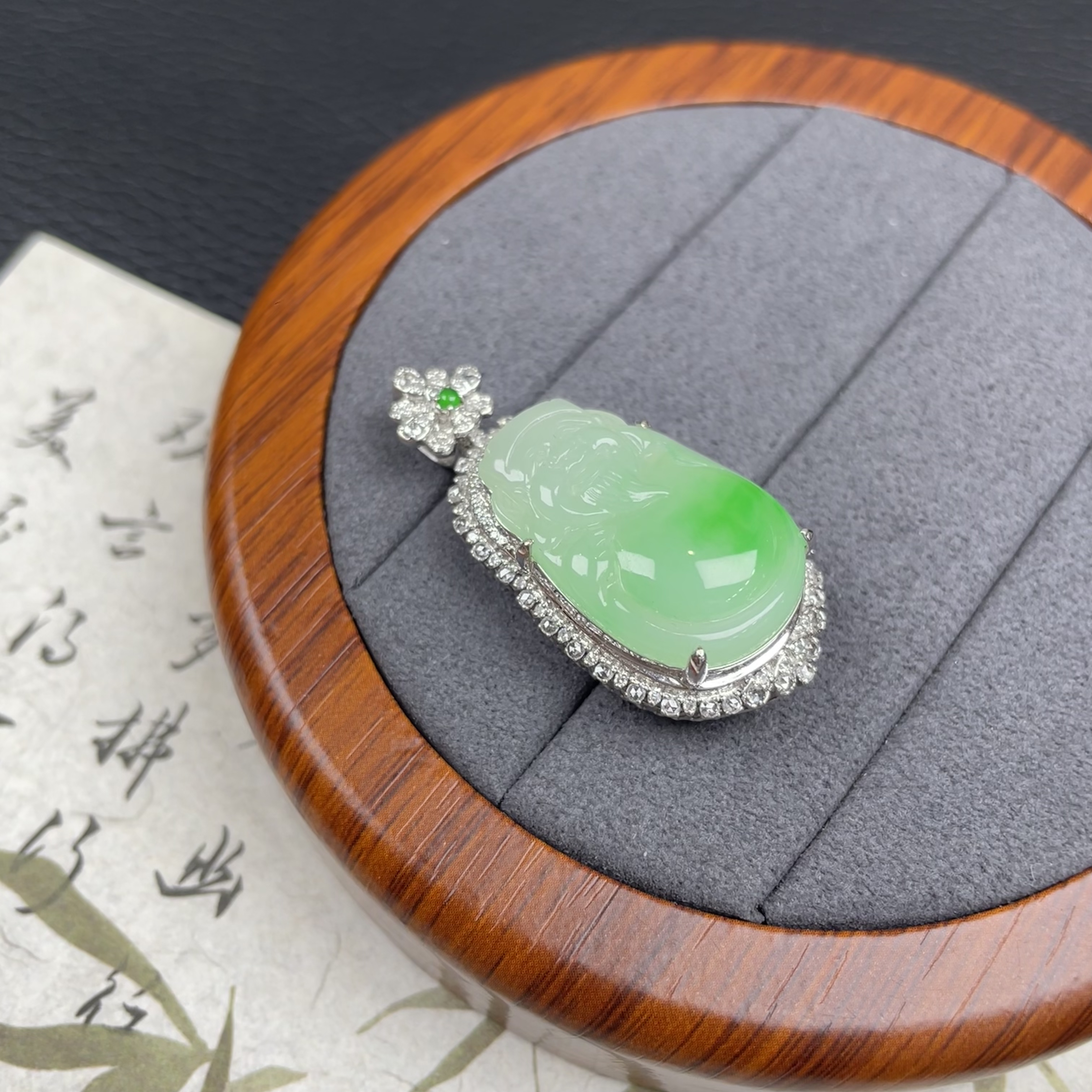 冰阳绿彩神—翡翠18K金镶嵌吊坠(赠链)