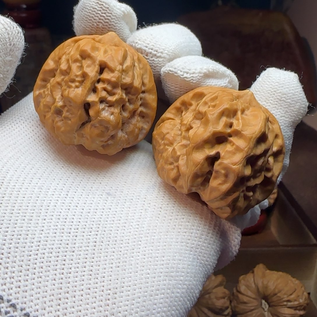 把件桃核红皮蛤蟆头