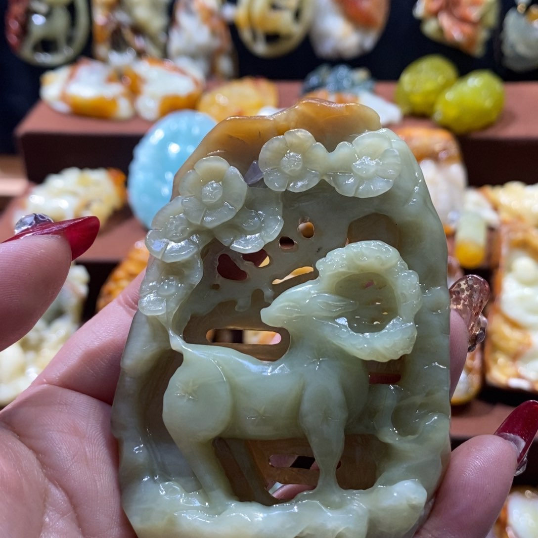 蛇纹石玉颈饰未镶嵌