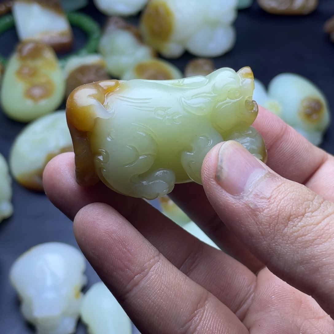皮***松和田玉（糖玉）未镶嵌颈饰