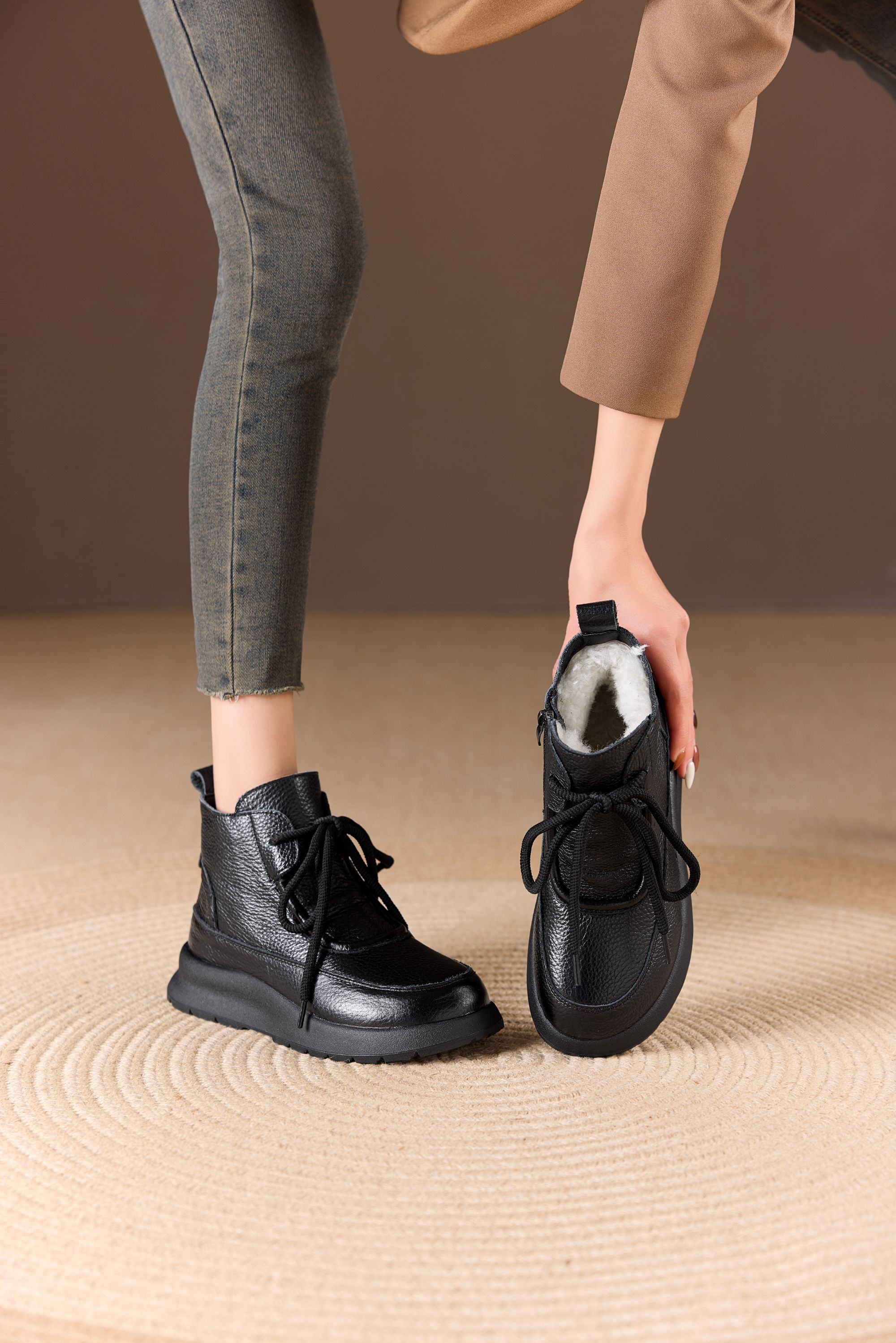 头层牛皮羊毛靴女冬2025新款厚底马丁靴子短靴皮毛一体妈妈鞋时尚