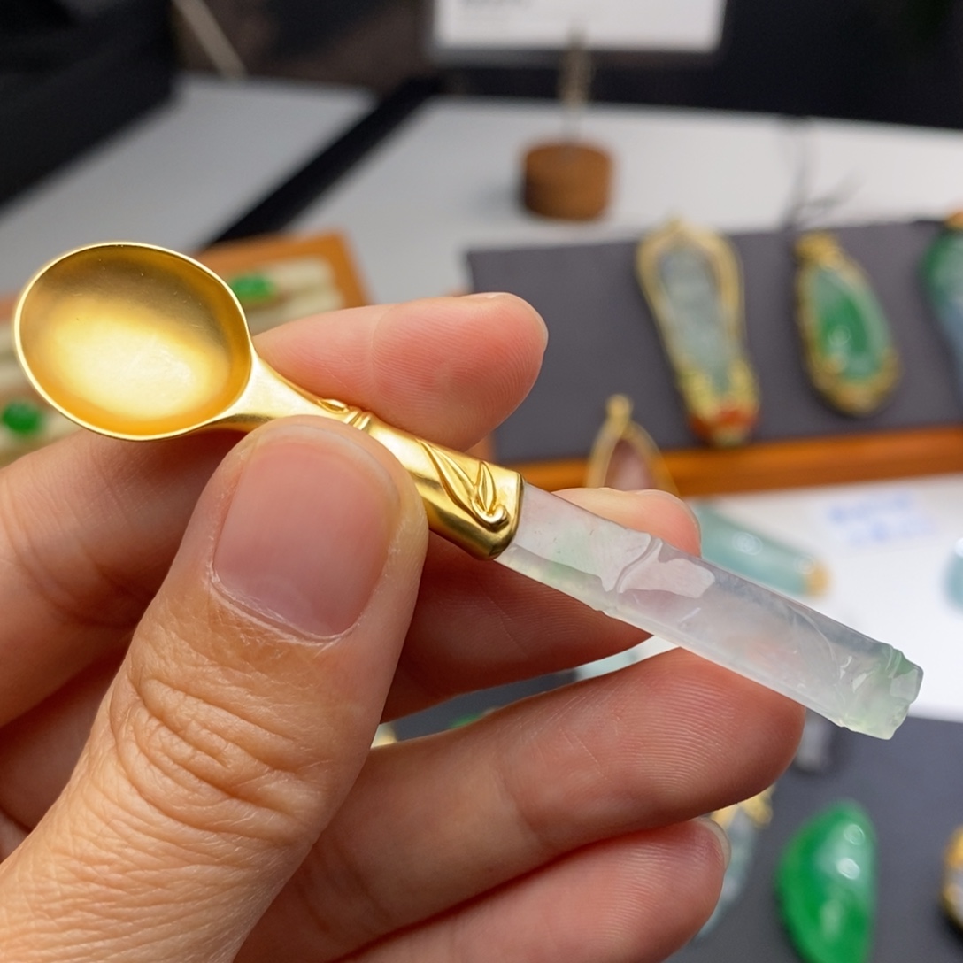 定制翡翠18K金镶嵌啥子