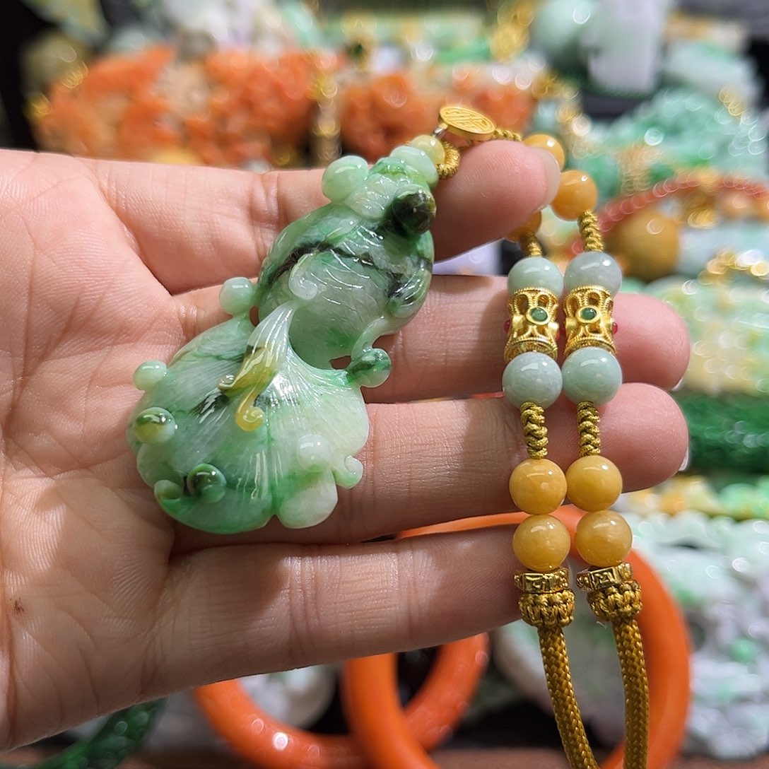 翡翠未镶嵌颈饰待编织