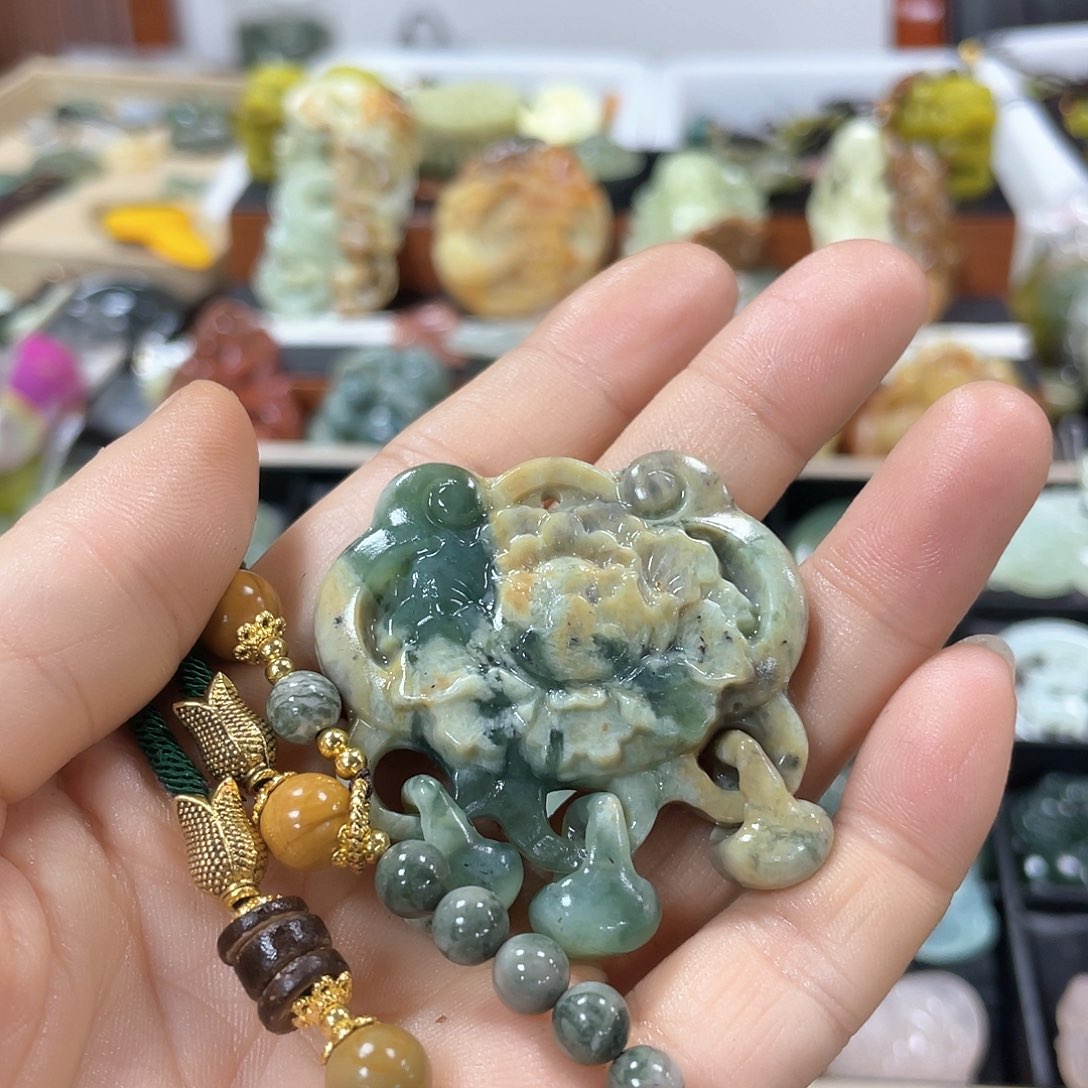 蛇纹石玉颈饰未镶嵌