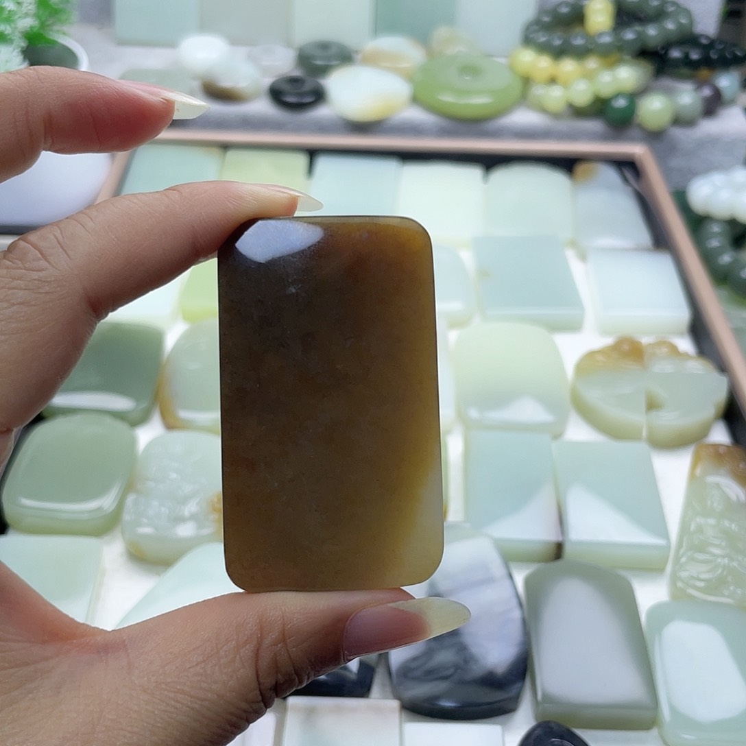 颈饰未镶嵌和田玉（糖玉）石**刻