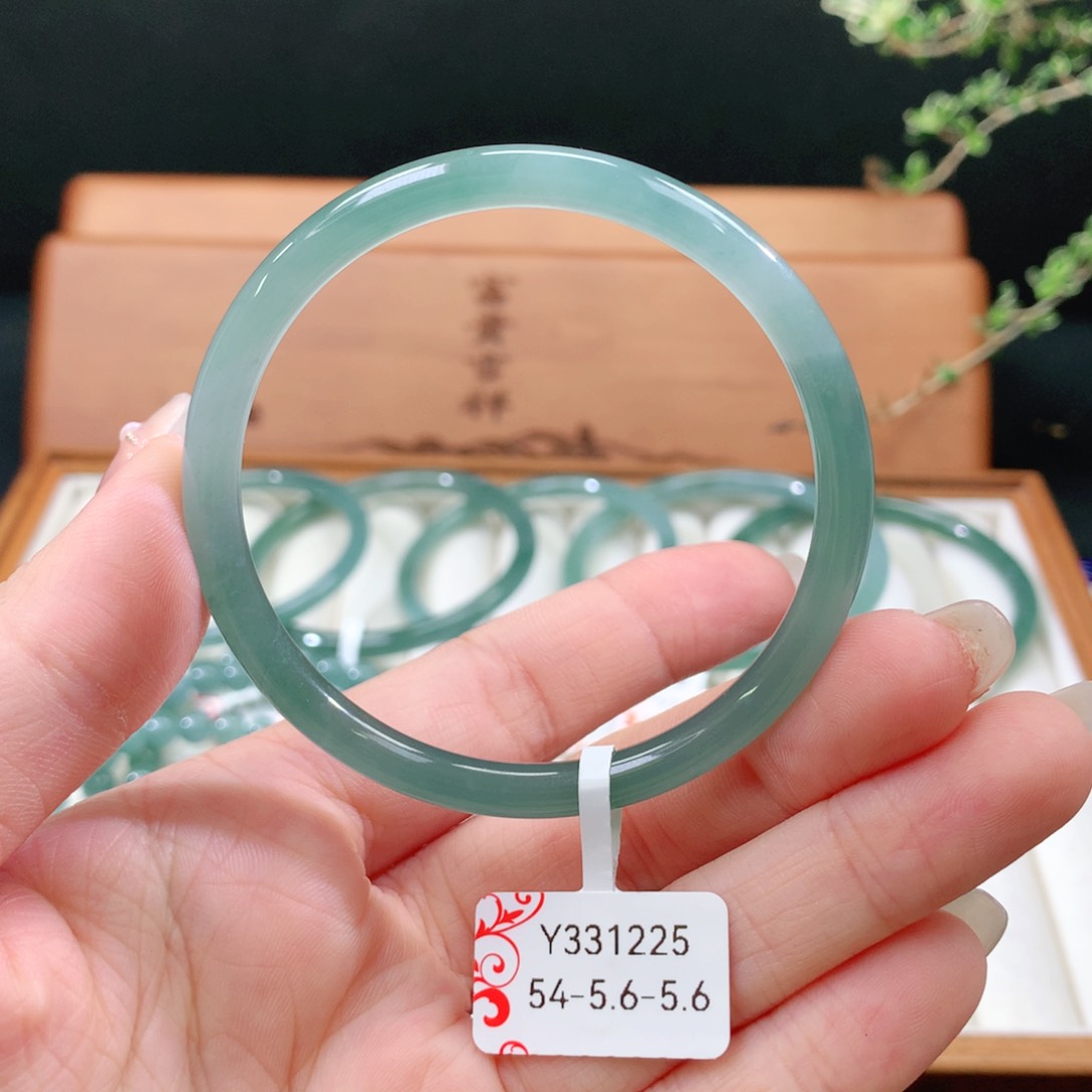 翡翠手镯未镶嵌天然