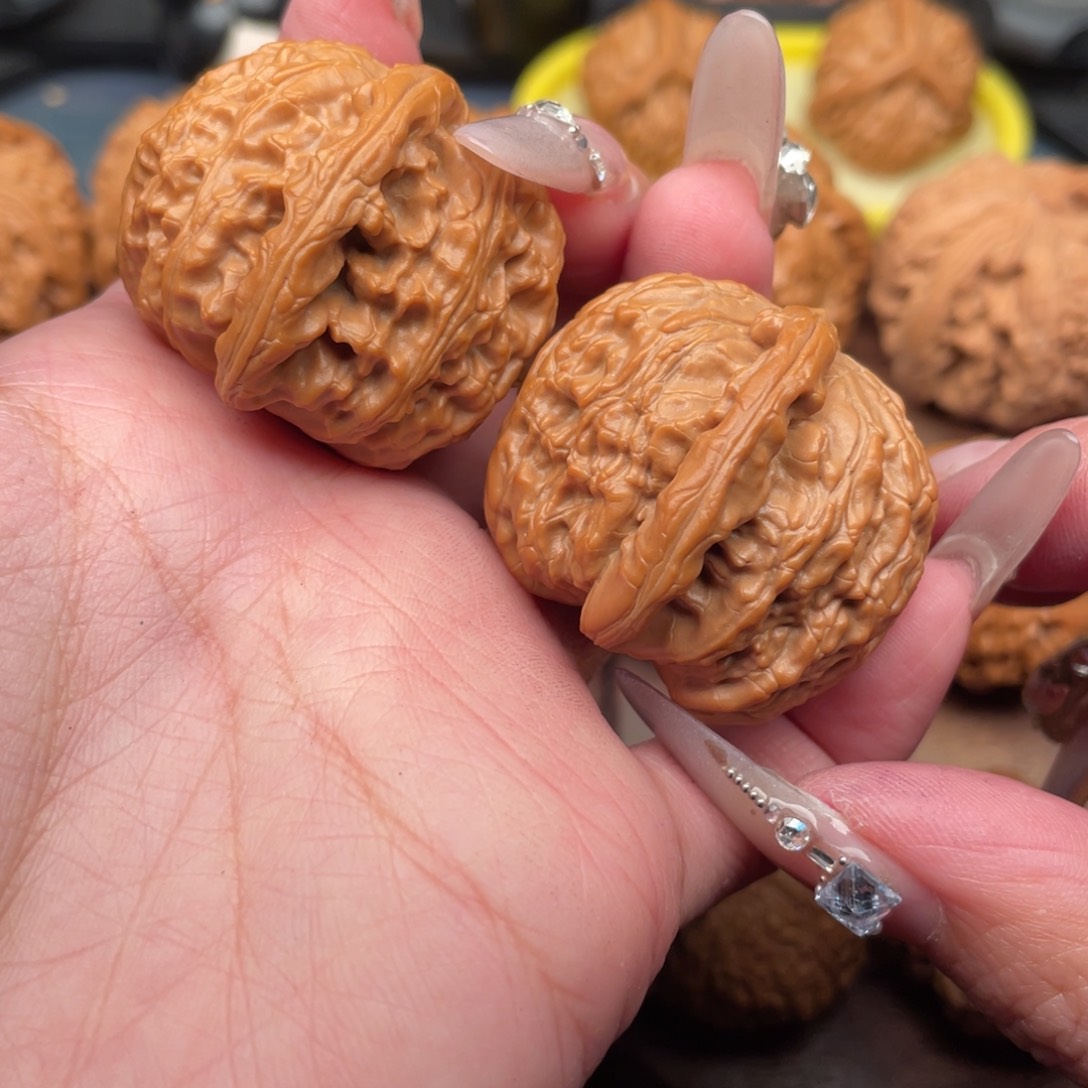 文玩核桃吊坠红皮白狮子38 