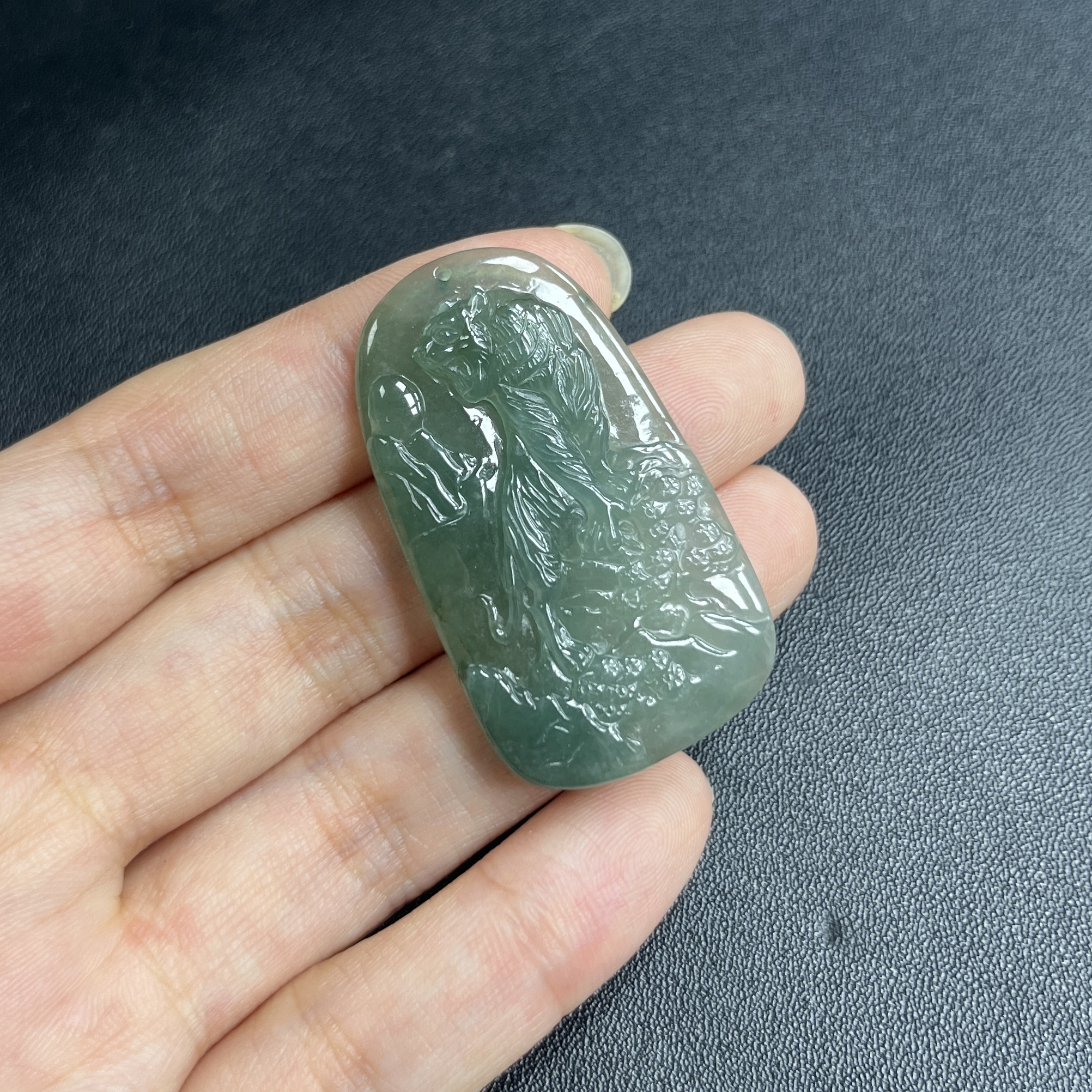 于于珠宝-天然A货缅甸翡翠冰种油青生肖上山虎牌子吊坠43.2×25×6