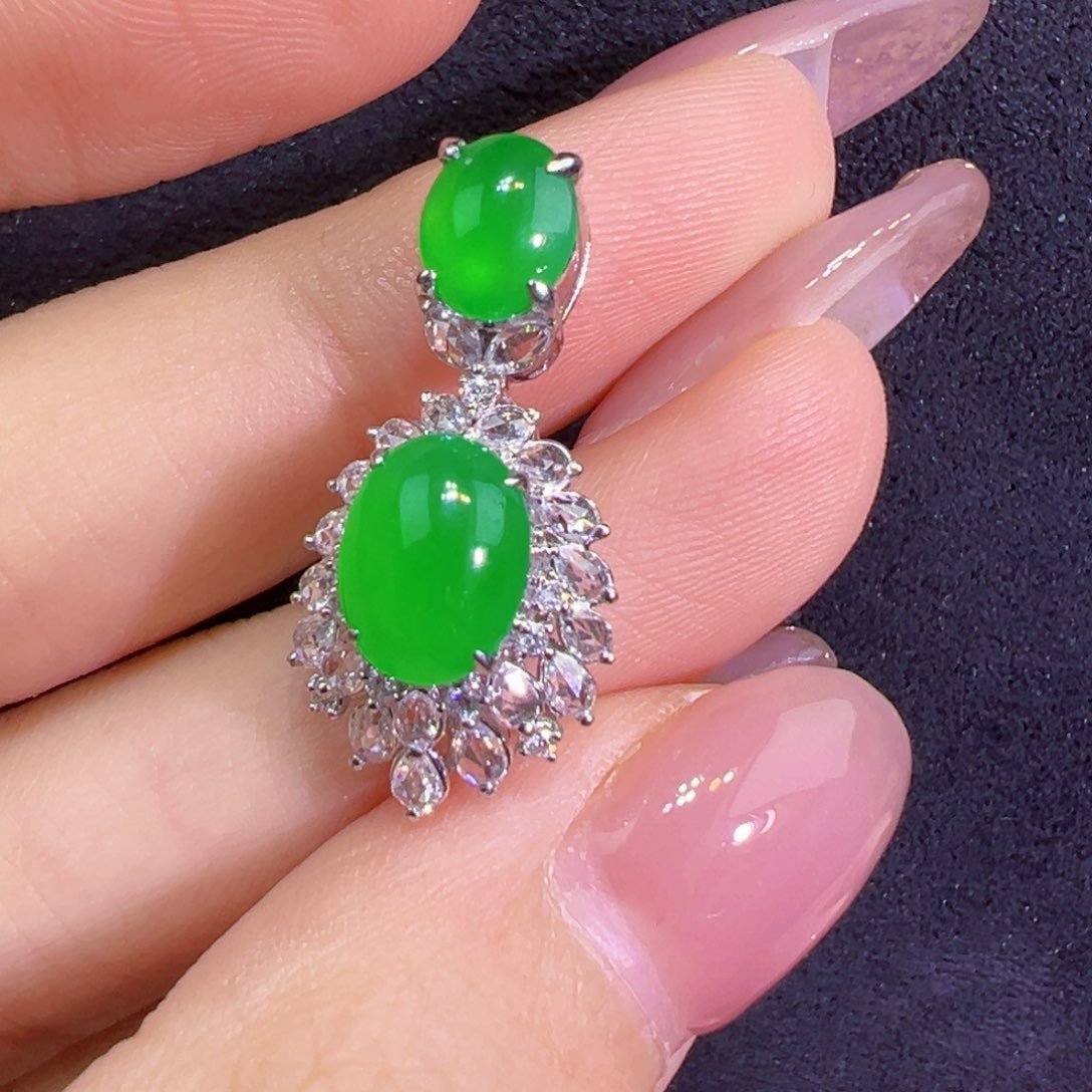 翡翠18K金镶嵌颈饰蛋面