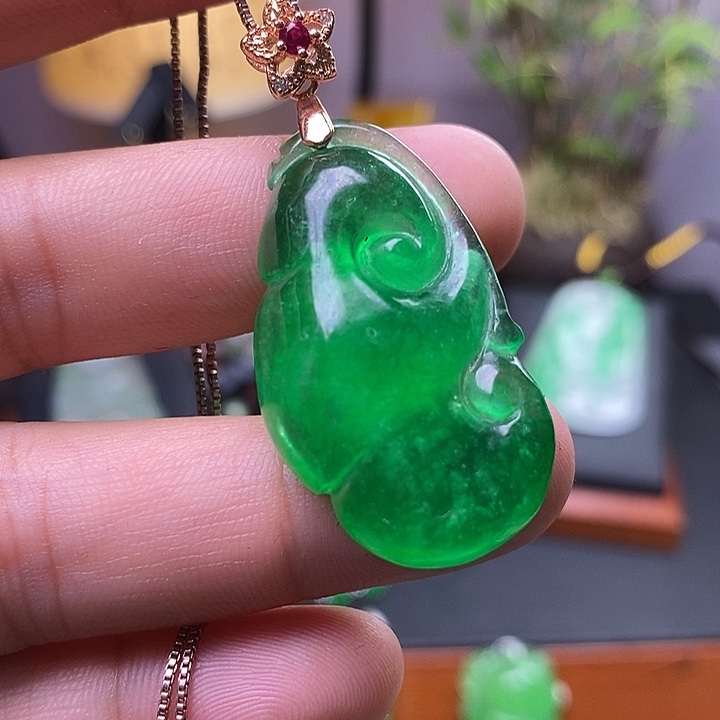 翡翠未镶嵌吊坠(赠链)