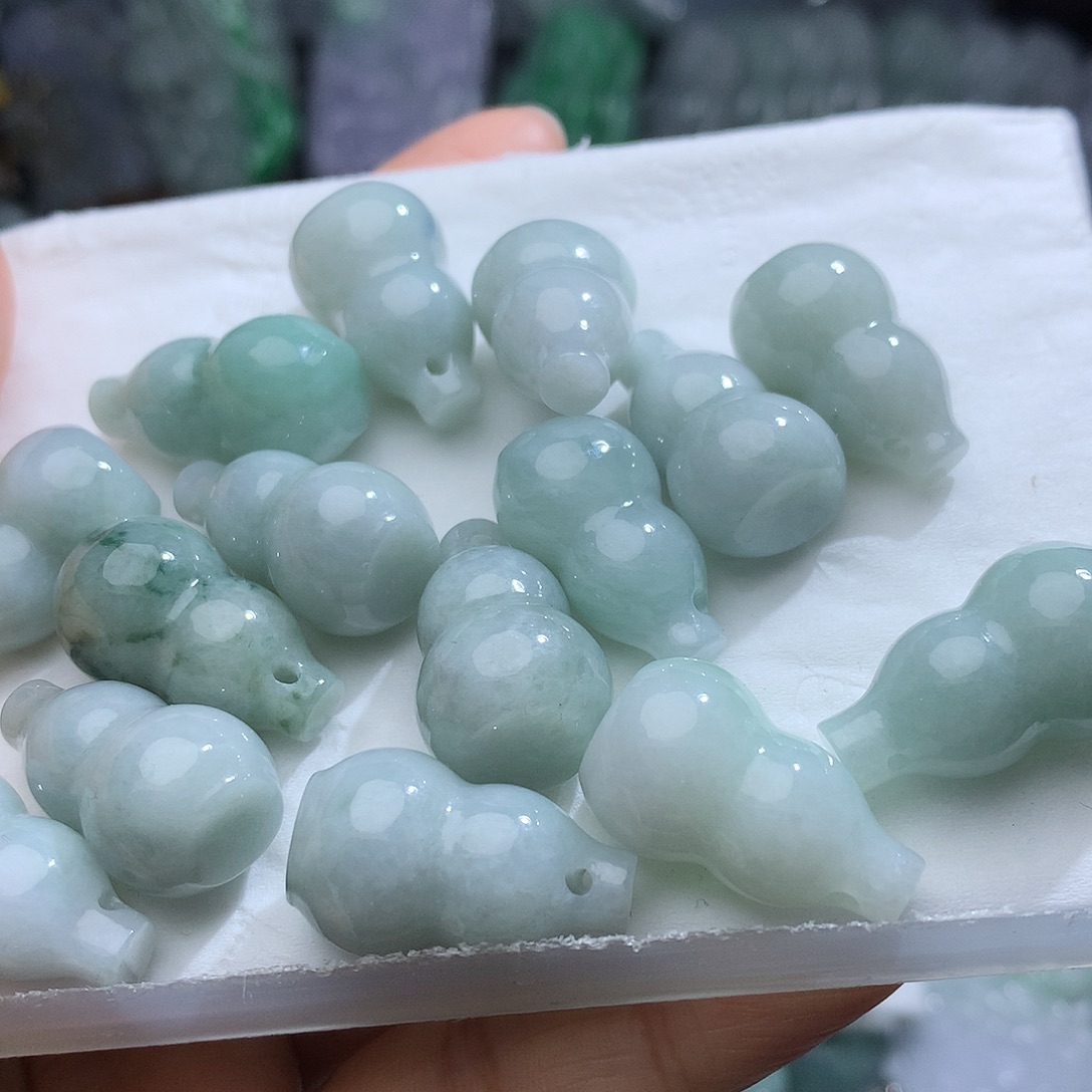 翡翠未镶嵌颈饰多样性发其一