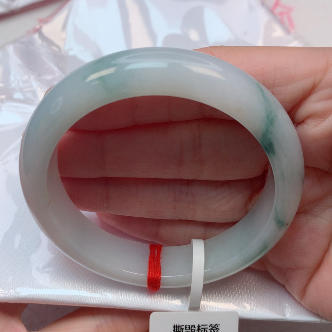 翡翠手镯未镶嵌55圈 白底飘绿花