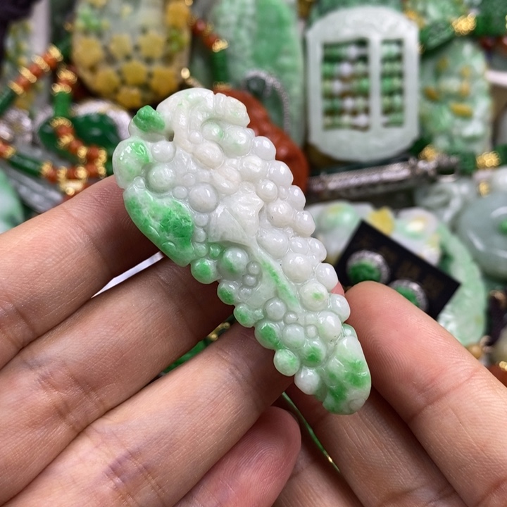 翡翠未镶嵌吊坠(赠链)